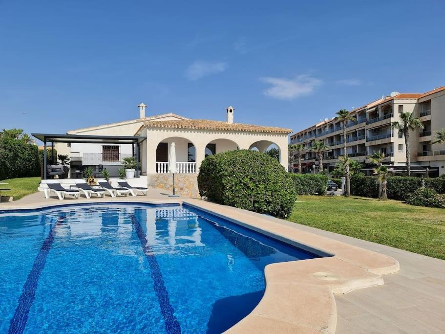 Villa On The Beach Playa Flamenca โอริอุเอลา ภายนอก รูปภาพ